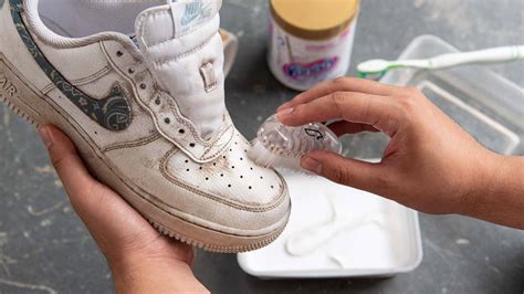 how to clean nike air force shoes.